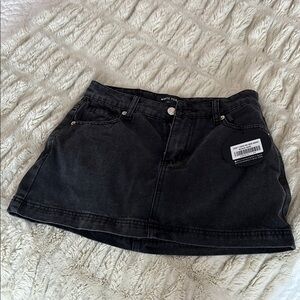 White Fox Boutique Black Mini Skirt (Never before worn) Brand new